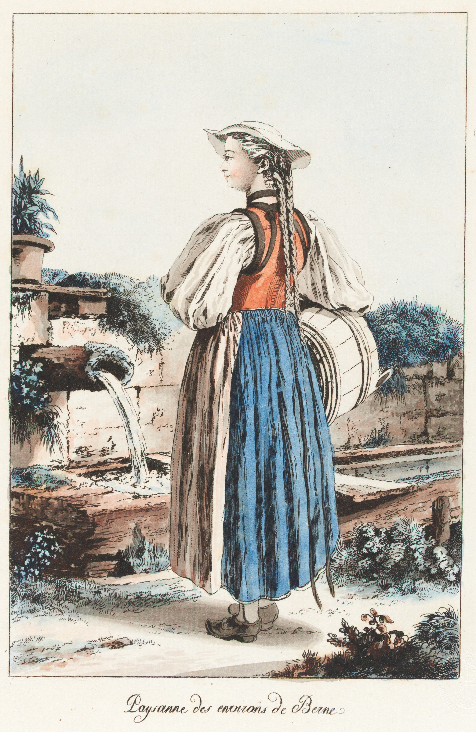 Weibliche Ganzfigur in Tracht des Kantons Bern, in Rückenansicht vor einem Brunnen stehend, mit einem hölzernen Wasserbehälter unter dem rechten Arm